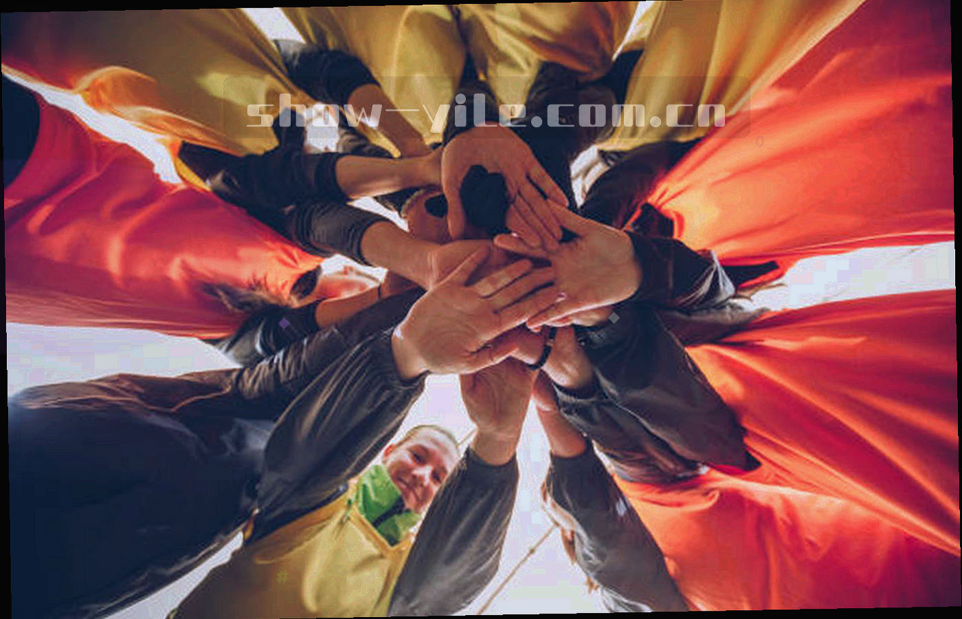 夜间客服工位，耳机、便签和亮着的屏幕，暖光与冷光交错